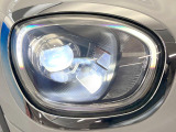 ●LEDヘッドライト:夜間走行時も良好な視界を確保し安心して運転できる高輝度LEDヘッドライトを装備!点灯速度が早く、消費電力も抑えられています。