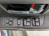 パワーウィンドウのスイッチですよ。運転席に居ながら窓を開け閉めのコントロールできます。
