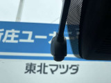 あおり運転対策や予期せぬトラブルへの備えとして心強い前後ドライブレコーダー。走行中の映像をしっかりと記録し、ドライバーと同乗者の安全を見守ります。購入後すぐに安心してドライブを楽しめる人気の装備です。