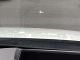 運転視界の遠方上方に虚像を投影することで前を見ながら情報の視認ができます。本当にドライバーが必要な情報を適切に伝え、楽しんで頂くことを考えた新世代装備です。※虚像は2.6m前方に浮かぶイメージです。