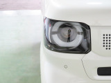 LEDヘッドライトは、点灯の瞬間から光量を発揮し、突然暗くなるトンネルなどでの安定感を高めます。