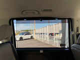 後席にはロールサンシェードも付いてます。強い日差しをカットしてくれて快適です。
