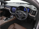 北欧のミニマリズムを体現したV60のコックピットは、あなたの日常に寄り添う空間です。上質なシート素材と手触りにこだわったインテリアパネルに、先進のディスプレイが違和感なく溶け込みます。
