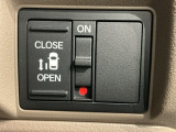 パワースライドドアが付いています。ワンタッチで簡単にお子様でも、お年寄りの方でも、開閉できますからとても便利です。キーレスや車内スイッチでも自動でドアの開閉ができます。