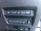 運転席右側にはオートスライドドアの開閉、ドライブモードの操作スイッチ。