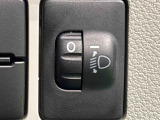 対向車や先行車への配慮が可能。積載物の状況に応じてヘッドライトの照射角度を手動調整できるスイッチ。