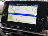 地図上に現在地や周辺の道路が表示され、目的地までの道筋を確認する際に役立ちます。画面内に地名や距離表示もあり、移動先の確認をサポートします。