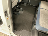 しっかりと汚れ、砂ぼこりを落とし足元まで清潔な車内空間を作り上げております♪