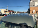 目立つキズ凹み等はありませんが、中古車という商品の特性ルーフには子キズや塗装しみがあります