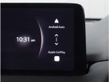 【スマートフォン連携】車内でスマートフォンと連携し、Apple CarPlayやAndroid Autoで通話、音楽、マップなどの様々な機能が利用可能です。