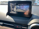 360度ビューカメラを搭載。4方の小型カメラの映像を処理し、車両真上からの映像に変換しています。