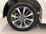 純正アルミホイールです。足元が引き立つので、車全体のイメージがアップしますよ!