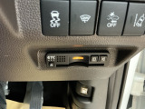 【ETC車載器】高速道路の料金所を、止まらずスムーズに通過。小銭を用意する手間も、窓を開けるわずらわしさもありません。遠出をグッと身近にしてくれる快適ドライブの必須アイテムです。