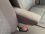 【運転席】アームレストで疲れを低減