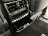 何かと便利なグローブボックス。メンテナンスノートや車検証、ちょっとしたメモと筆記用具等を入れておくとあればもしもの時にも便利ですね。