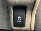 VSA装備車です。VSAはドライバーの操作と車の動きを見守っています。もし車の挙動が乱れたとき、4輪別々にブレーキをかけたり、エンジンパワーをしぼることによって車を安定させます。