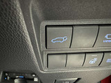 電動式バックドアです。 荷物を持ったままでもボタン一つで自動的に開け閉めできるので便利ですよ。 挟み込み防止機能も付いていますのでお子様の手や荷物を挟み込むのを防いでくれますよ。