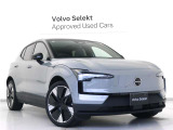Volvo Cars appで車にリモートアクセスして、空調機能の操作や車の施錠・開錠、ソフトウェア更新などが可能です。エアコンやシートヒーターを操作して、出発前に車内を快適な温度に整えられます。