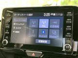 画面上でAM・FMやUSB、Bluetoothなどの音源を選べ、利用したい項目を一覧から確認できます。表示が整理されているため選択肢を見比べやすく、日常の移動中も使いやすい装備です。