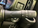 直感的に操作できるウインカーレバーで、安全な車線変更をサポートします。使いやすさを追求しました。