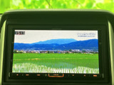 停車中には、地上デジタル放送をお楽しみいただけます。休憩時間や待ち時間に、エンターテイメントを充実させます。