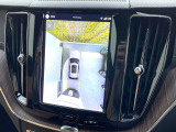 【360&deg;ビューカメラ】4台の高解像度カメラで360度の鳥瞰図を表示。隣の車や壁、死角にある障害物などを画面で確認できるため、狭いスペースでの駐車・出入りも安心です。