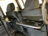 運転席・助手席の背もたれには、2列目シート用にカップホルダー付きの「格納式のシートバックテーブル」を装備しています。休憩時のちょっとした時間などカップを置いたり、小物置きに使えて便利です。