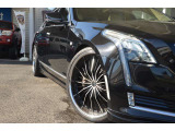 CT6は前輪と連動する後輪操舵システムを搭載しており、住宅街の中等での取り回しの良さも魅力の1つで御座います。
