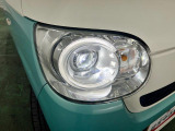 白く明るい光で夜間走行をサポートするLEDヘッドランプを搭載