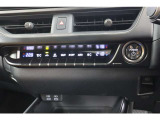 運転・助手席で独立した温度設定のできる、オートエアーコンディショナー。花粉除去機能、ナノイオン発生機能を装備し、室内を快適な環境に保ちます。