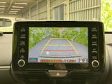 画面に後方の映像とガイド線が表示され、駐車時の後方確認をサポートします。周囲の状況を確かめながら操作できるので、駐車場での切り返しにも役立ちます。