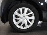 ◆純正ホイール装着車◆シンプルなデザインのホイールキャップ付きです。