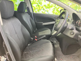 前席は身体を預けやすい形状で、運転席と助手席それぞれにヘッドレストを備えています。窓から光が入り、前方や周囲を見渡しやすい室内です。落ち着いた色合いで、日々の移動も心地よく過ごせます。