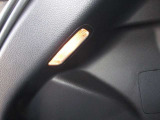 トランク内、左クォータ内張にルームランプがあります!