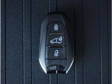 【スマートキー】鍵を持ってお車のプッシュスタートボタンを押すだけでエンジンが始動します。ドアの施錠もボタンを押すだけです。