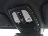 ルーフにあるボタンは、車両が始動しない場合、パンクした場合、または事故に遭った場合などの緊急時に支援の要請に使用できるため、安心感を高めることができます。