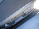 電動シートを採用しています☆