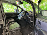 運転席まわりは視界が広く、前方や左右の様子を確認しやすいレイアウトです。シートはゆったりとした形状で、手の届く範囲にまとまった運転席まわりが毎日の移動を支えてくれます。