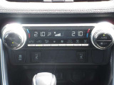 左右独立温度コントロールフルオートエアコンです。運転席、助手席それぞれで独立して温度設定ができます。冷え性の方が乗っても安心ですね♪
