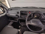 運転席廻りの画像です。操作スイッチ類もキレイな状態です。専門のスタッフが内外装を清掃・きめ細かい箇所までクリーニングしています