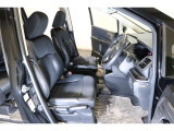 すわり心地の良い運転席・助手席です。長時間のドライブの疲れ軽減に貢献します。どうぞ快適なドライブを♪