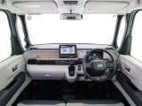 N-BOXの開放的な前方視界。フロントガラスが大きいので運転がしやすく疲れにくいです。また、全ての装備が適正配置されていて操作性に優れています。
