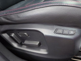 運転席にはメモリー機能付きの電動シートを採用しています。