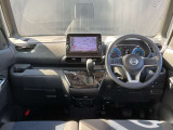 運転席周りになります。内装色はブラックです。