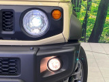 【LEDヘッドライト】悪天候や夜間走行時も良好な視界を確保し安心して運転できる高輝度LEDヘッドライトを装備!点灯速度が早く、消費電力も抑えられています。