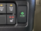ECONモードをONにするとアクセルペダルの動きに対するエンジンの反応とエアコンの制御を切り換えることで、燃費のいい運転をするドライバーがペダルを踏んだ時と同じようにエンジンを制御します。