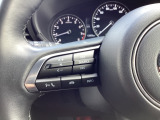 ステアリングにオーディオコントロールスイッチが装備されております。走行中も前方から視線をそらさず安全にオーディオの操作が可能です。