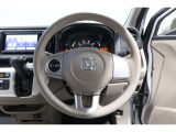 運転中もハンドルでの操作が可能です。特に高速道路等の目が離せない運転時には、便利さだけでなく、安全性も兼ね備えております。