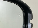 斜め後ろに存在する車を探知。その方向のドアミラー鏡面上にマークを表示し、存在をお知らせしてくれます。また、その方向にウインカーを操作すると、マークの点滅と警告音で注意を促します!