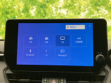 FMやAM、テレビ、Bluetoothなどを選べる画面で、使いたい機能を一覧から確認しやすい配置です。毎日の移動中も、好みに合わせた音楽や情報を手軽に選べて便利にお使いいただけます。